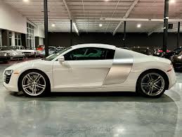Close-up of the contrasting aluminum/carbon sideblade behind the door on a first-gen Audi R8
