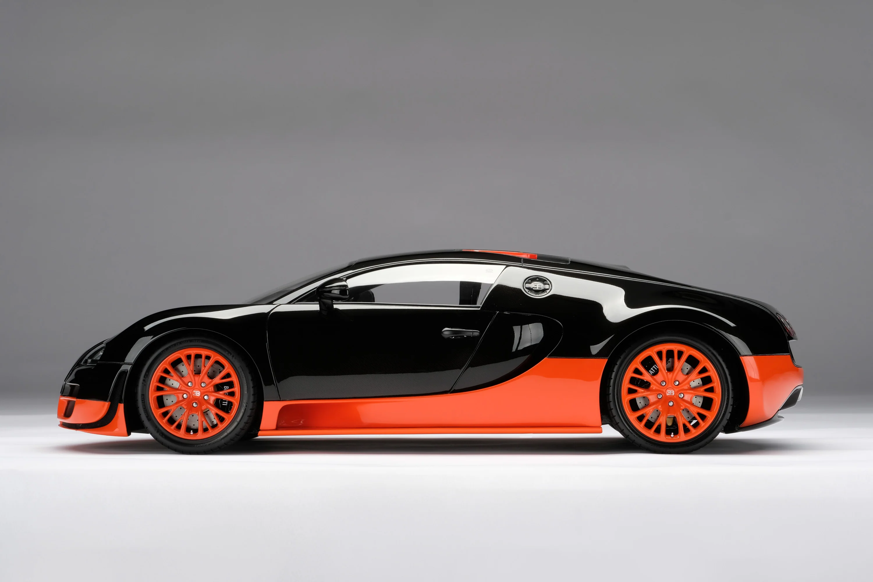 Bugatti Veyron Super Sport side profile showing the C-line and two-tone paint split