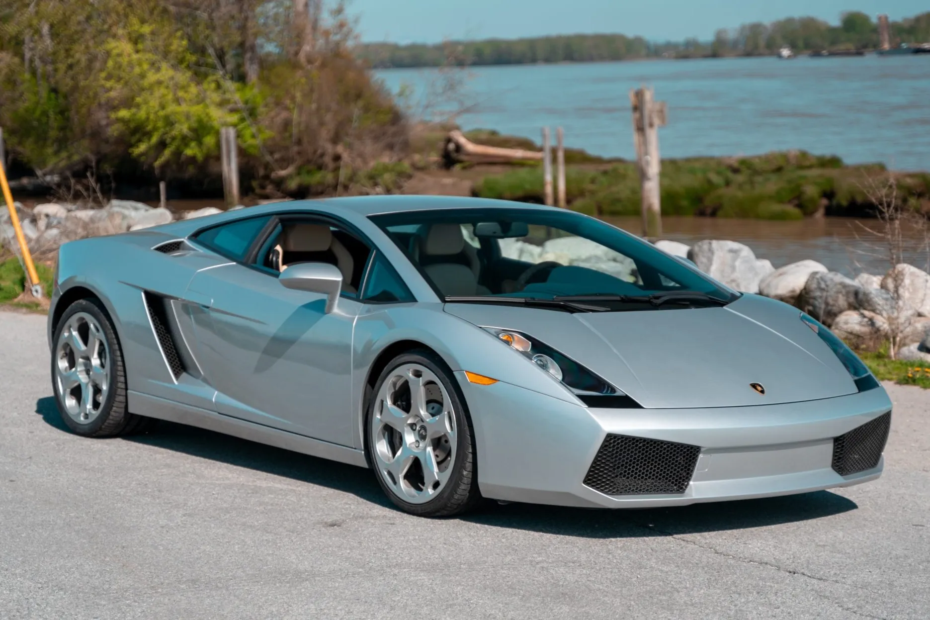 3/4 front shot of a pre-facelift Lamborghini Gallardo (2003–2008) showing the more rounded front bumper and original headlight shape