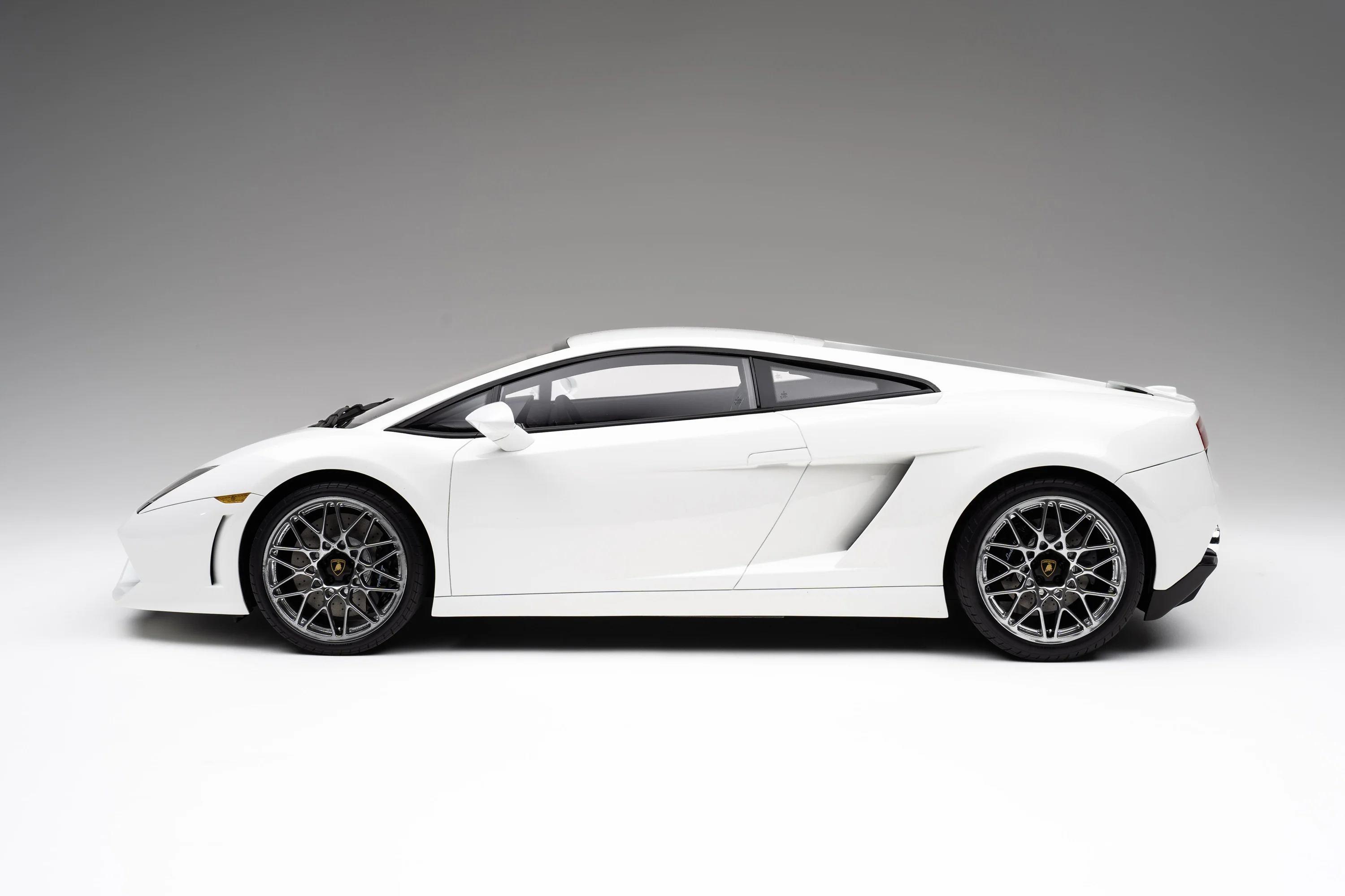 Side profile comparison image showing pre-facelift and facelift Gallardo proportions and side intake shapes