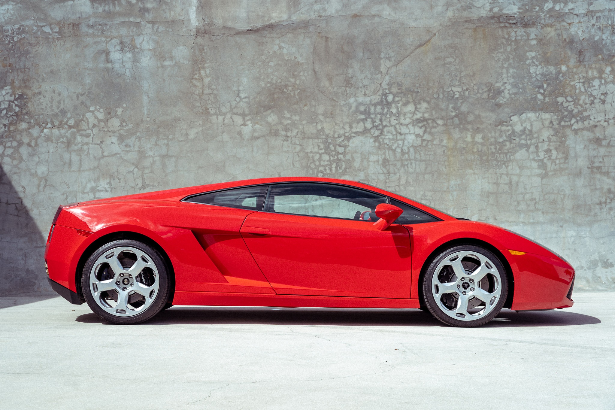 Side profile comparison image showing pre-facelift and facelift Gallardo proportions and side intake shapes