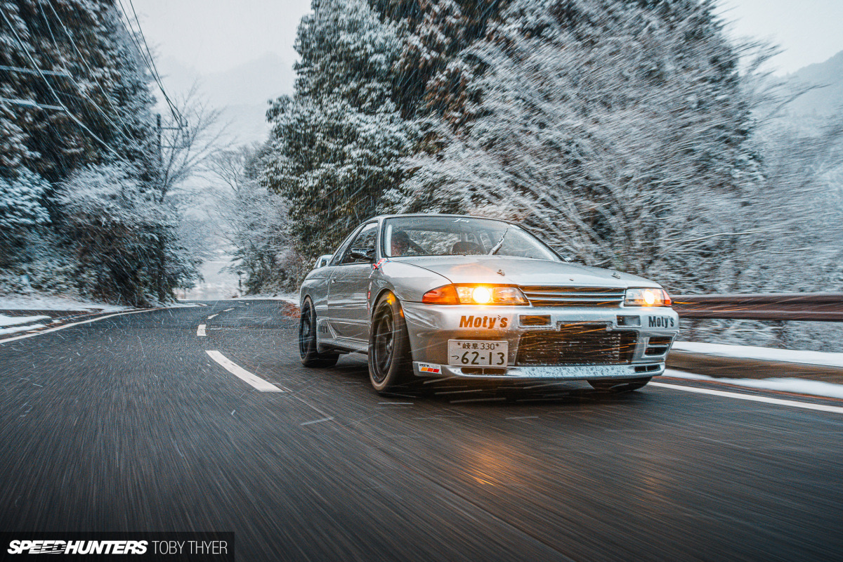 gtr r32 in snow