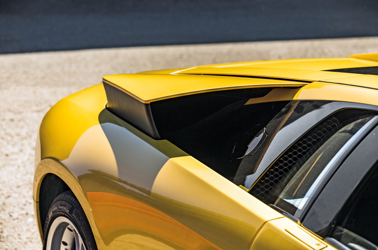 Close-up angle shot focusing on the Murciélago’s side intakes and shoulder line