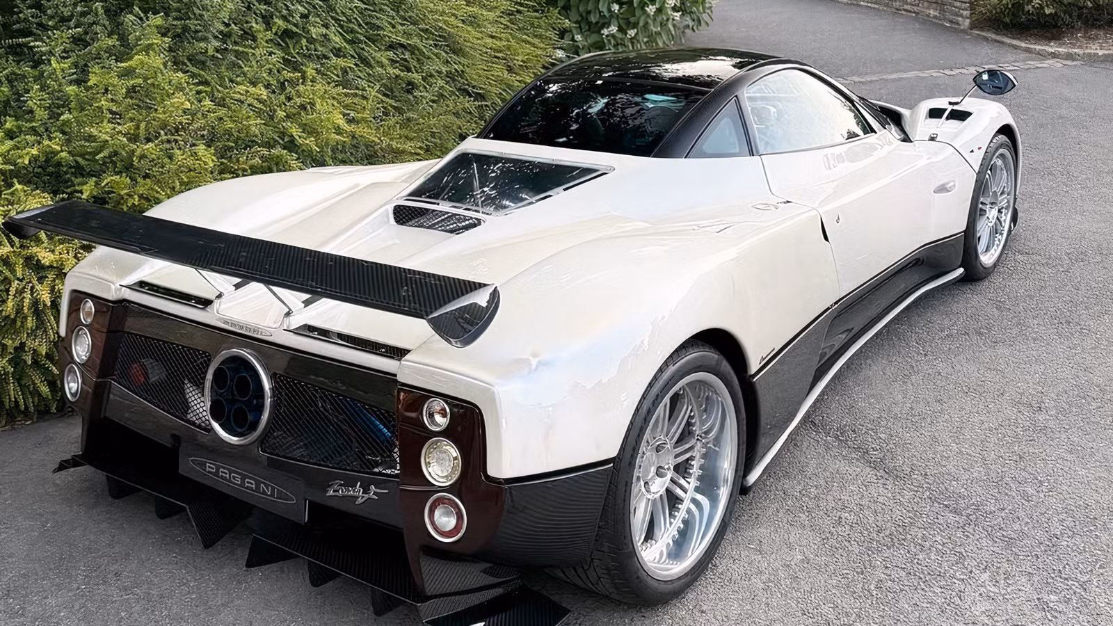 Pagani Zonda S and Pagani Zonda F highlighting subtle aero and lighting differences